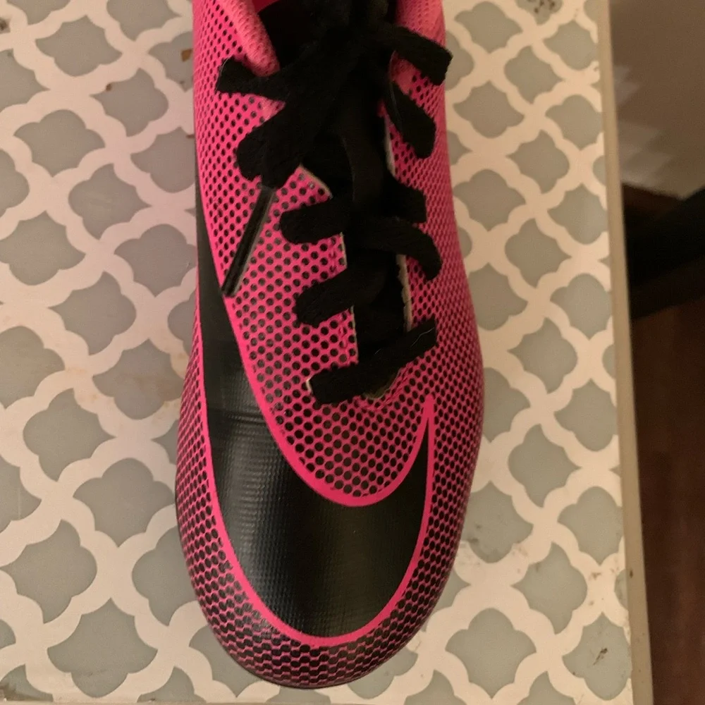 Girls Nike soccer cleats - Picture 3 of 4